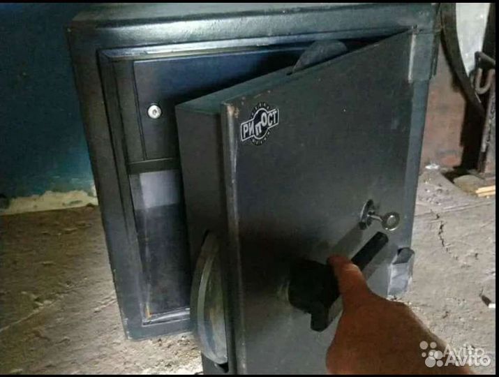 Сейф Рипост вм-1001Т очень прочный, надежный