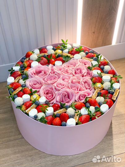 Нежная коробочка с розами в виде сердца