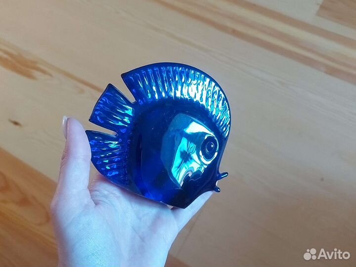 Скульптура из стекла синяя рыбка