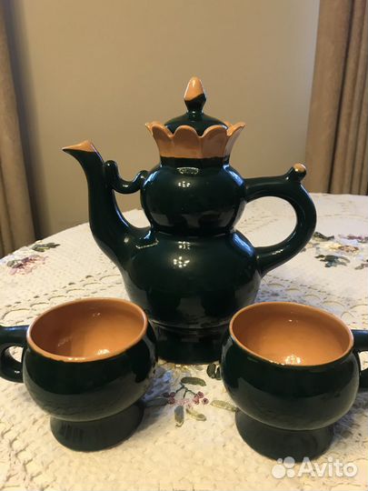 Глиняный кувшин с чашками