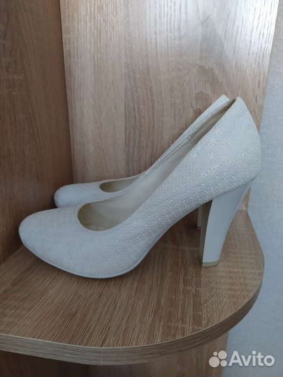 Размер 38, маломерят на 37-37, 5