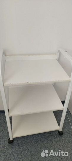 Тележка косметолога и лампа лупа