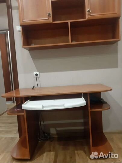 Полка настенная и стол письменный