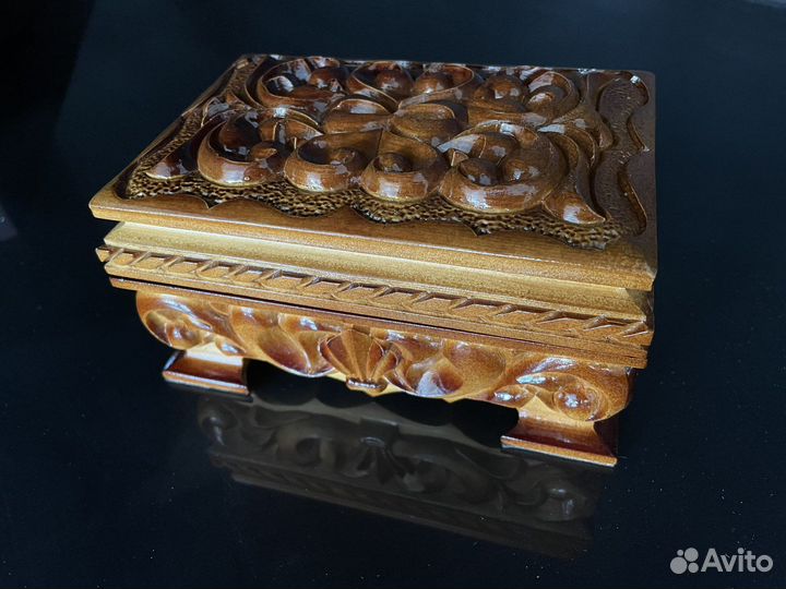 Шкатулка резная ручная работа