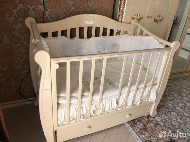 Кровать с полным комплектом постельного белья