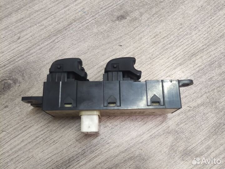 Блок упр. стеклоподъемниками Hyundai Santa Fe 1