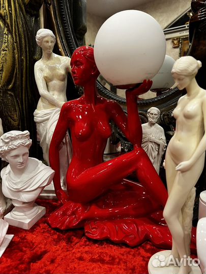 Статуя Девушка-Светильник