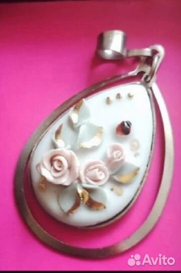 Кулон из фарфора