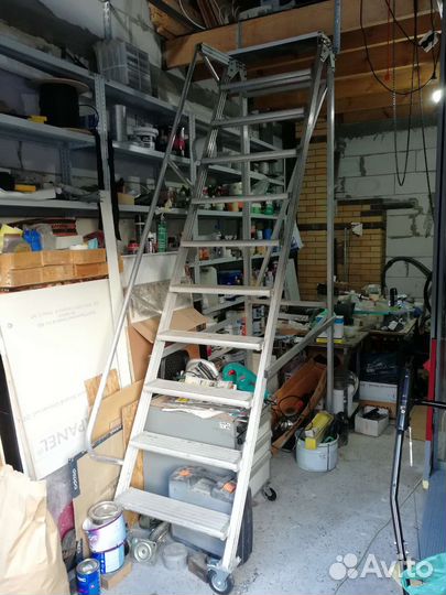 Стремянка на колесах