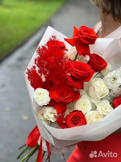 Классный красно-белый букет