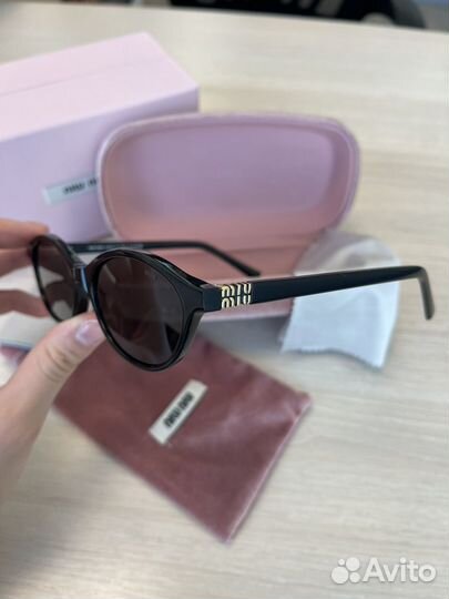 Солнцезащитные очки Miu Miu