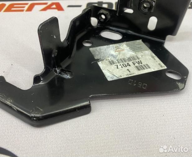 Крепление радиатора переднее правое Peugeot 308 SW