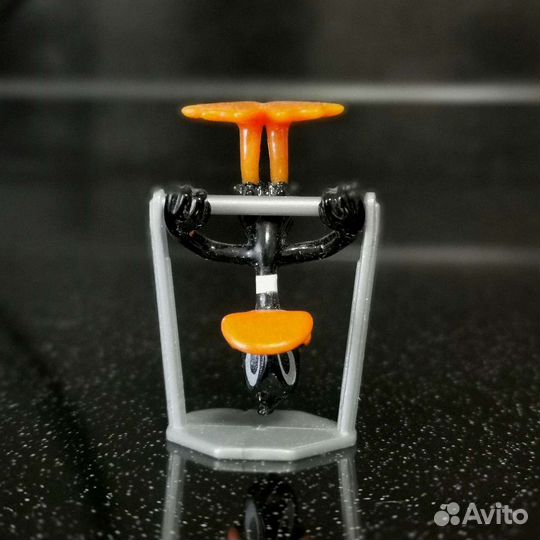 Даффи-Дак на перекладине из Киндер-сюрприза