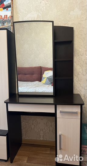 Трюмо с зеркалом