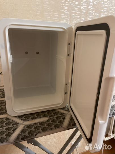 Минихолодильник для напитков или косметики