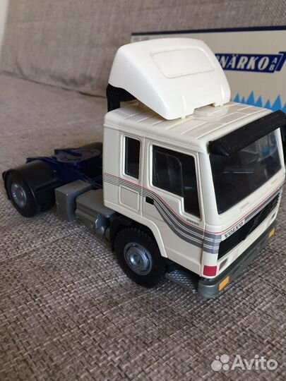 Полуприцеп-рефрижератор Nerko с тягачом Volvo FL10