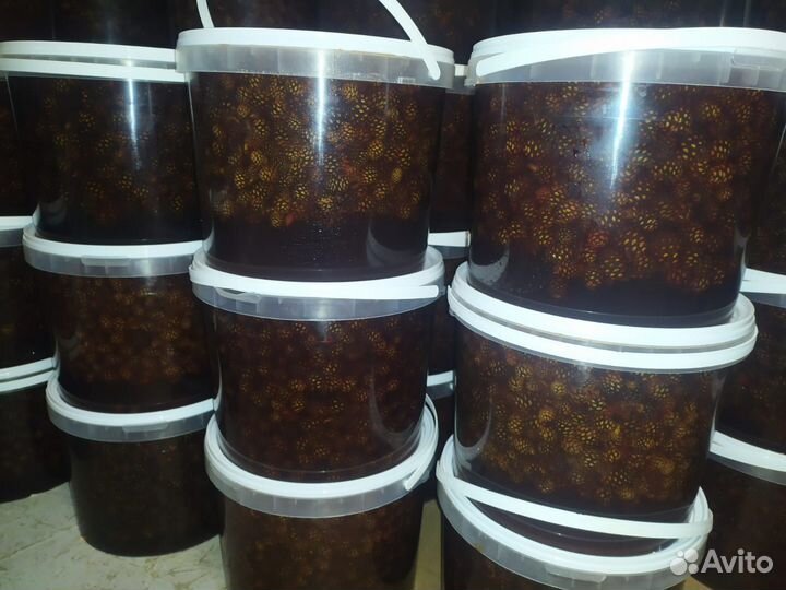 Варенье из сосновых шишек в ведрах