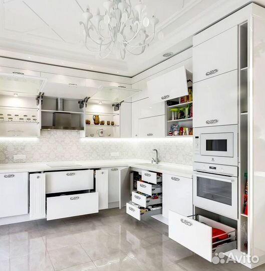 Угловая кухня в потолок. Кухонный гарнитур на зака