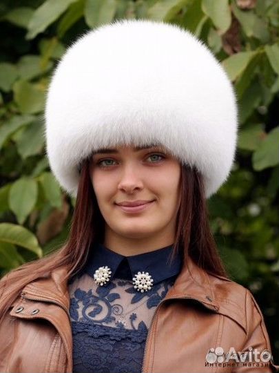 Шапка шар, цельная белая