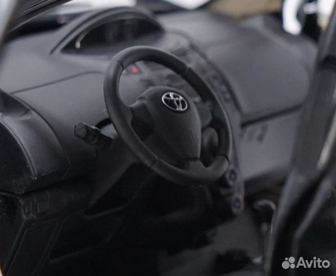 Дилерская модель Toyota Vitz (Yaris). 1:18