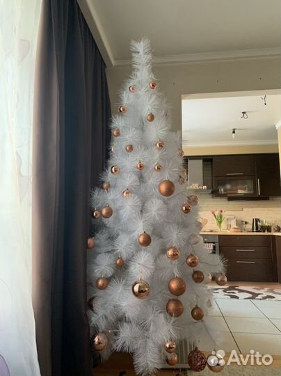 Елка искусственная белая с игрушками