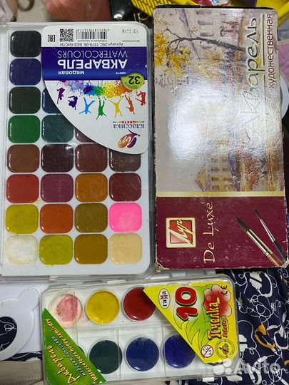 Краски акварели и палитра