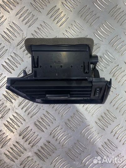 Дефлектор воздушный правый Skoda Octavia 5E cwva