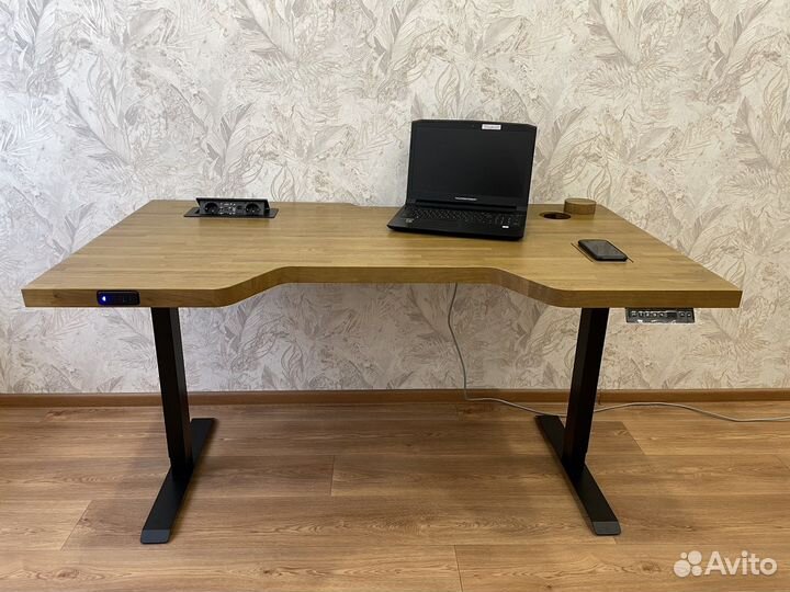 Стол встроенной электроникой из Дуба