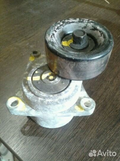 Ролик с натяжителем на Ниссан Премьера