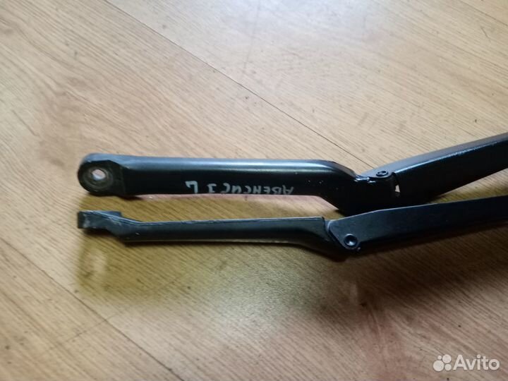 Поводки стеклоочистителей Тойота Авенсис 1