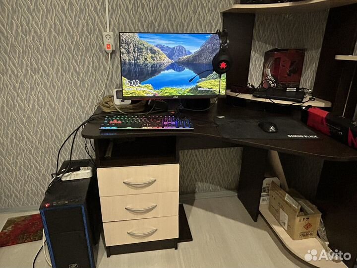 Игровой компьютер с монитором и клавиатурой