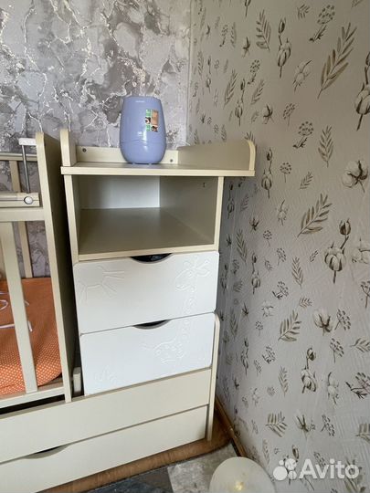 Детская кроватка с маятником