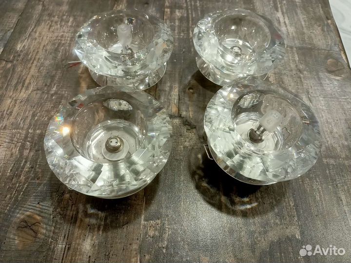 4 точечных светильника