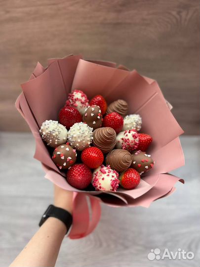 Съедобный букет из клубники в шоколаде (18 ягод )