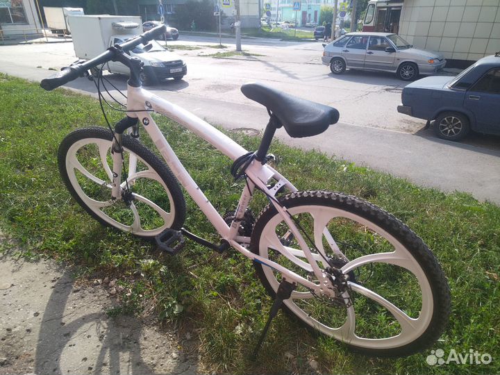 Велосипед на литых дисках BMW