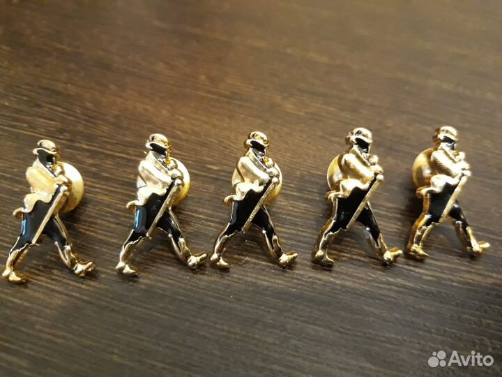 Значки Johnnie Walker и Русский Алкоголь