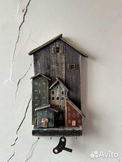 Деревянная ключница настенная