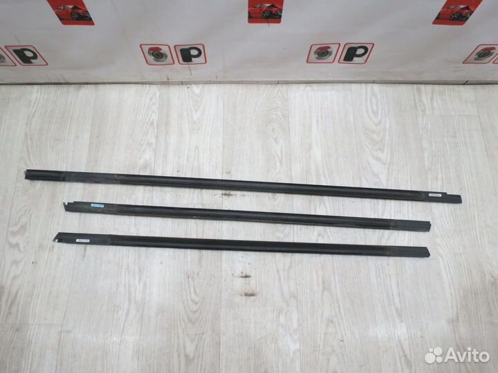 Молдинг стекла Opel Astra J
