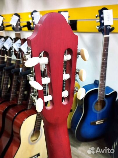 Классическая полноразмерная гитара