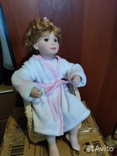Кукла фарфоровая