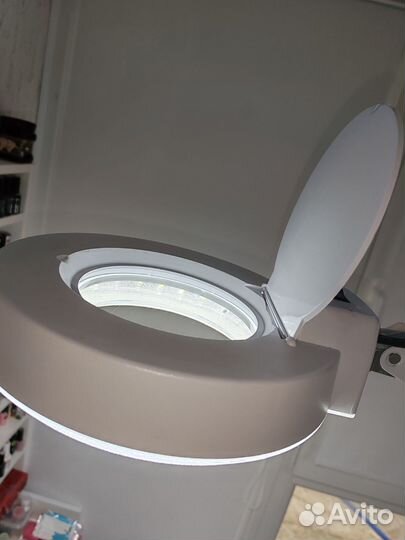 Лампа настольная с лупой