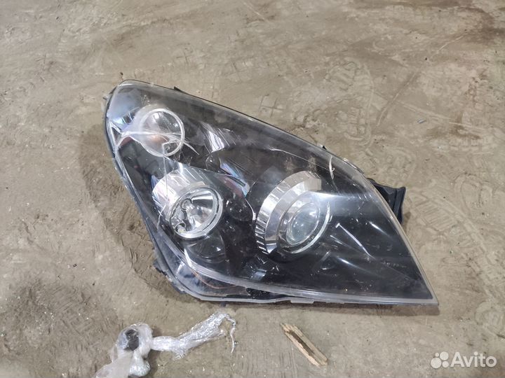 Фара правая ксеноновая стекло разбито Opel Astra H