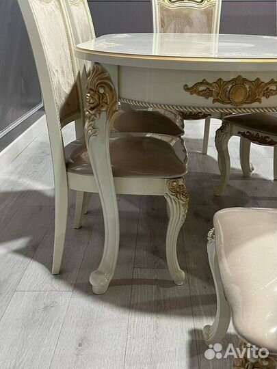 Кухонный стол и стулья