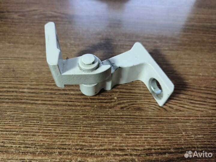 Петля двери нижняя задняя правая Skoda Octavia A7