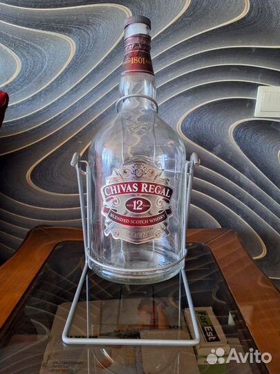 Бутылка стеклянная на качелях