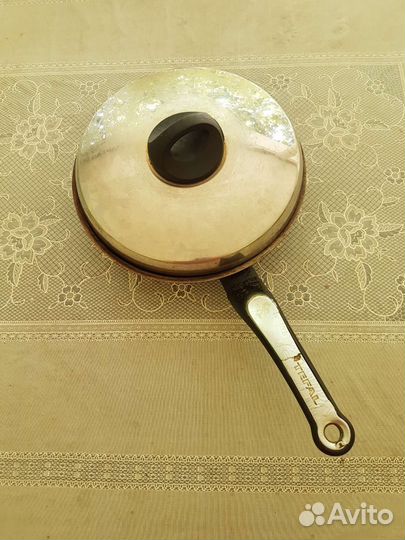 Тарелки глубокие,мелкие,вилки, ложки, кастрюля