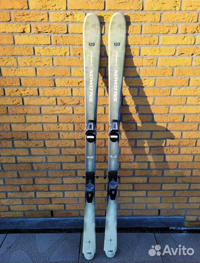 Горные лыжи и ботинки