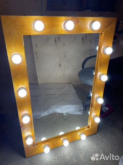 Гримерное зеркало с лампочками