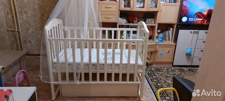 Детская кроватка с маятником
