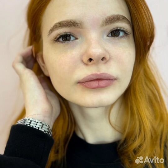 Модель на брови